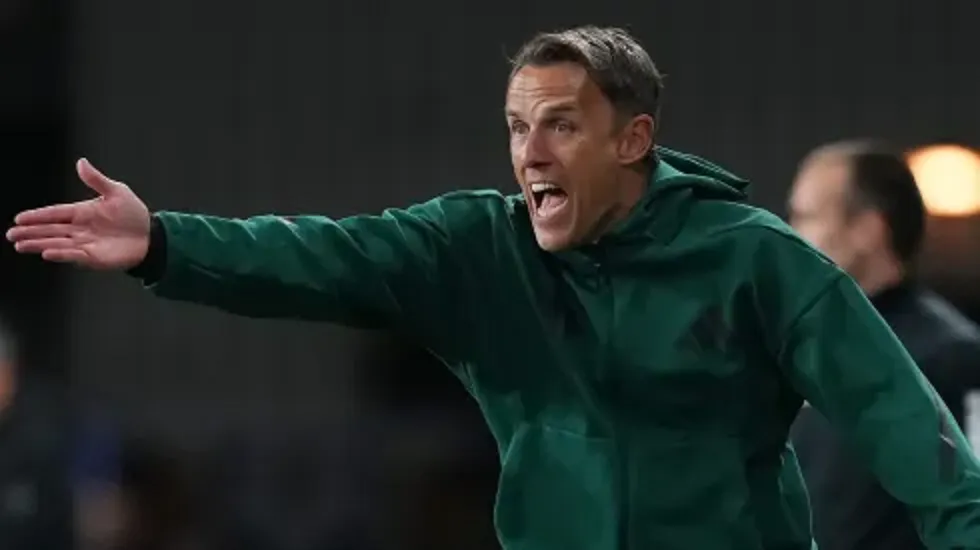Phil Neville condena gritos homofóbicos durante partido contra el América