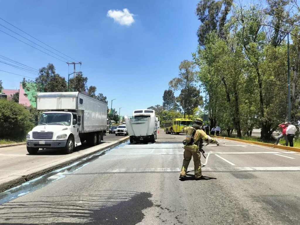 Pipa con gasolina se incendia en el libramiento de Morelia 1
