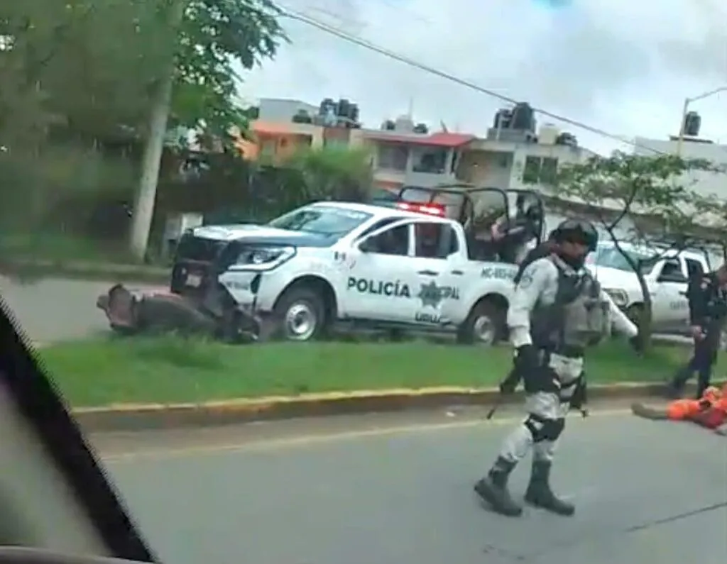 Policía atropella a motociclista en Uruapan