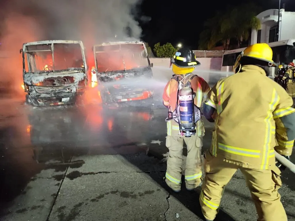 Por falla mecánica arden en llamas dos camiones suburbanos de Morelia