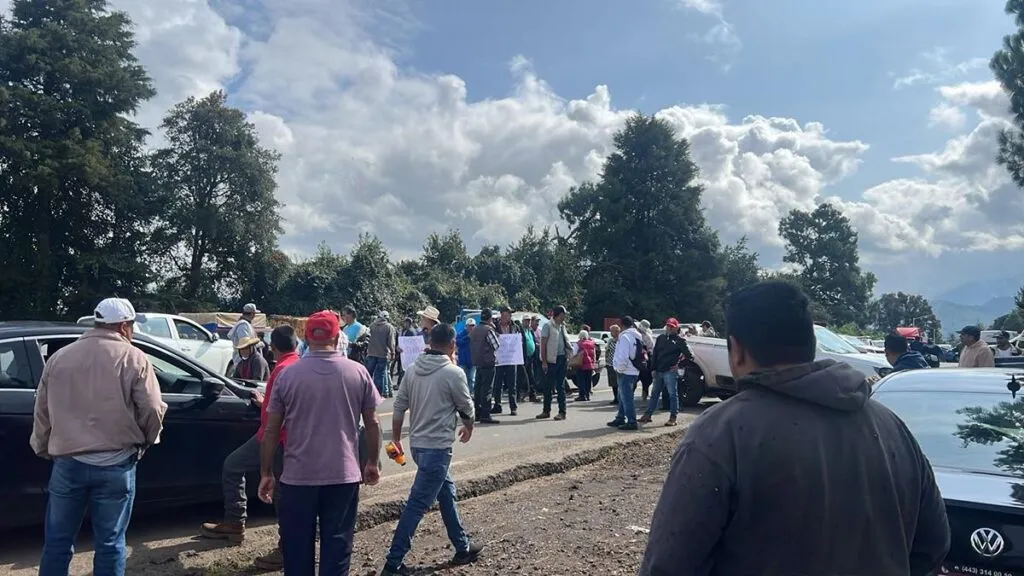 por la simulación gubernamental Comunidades indígenas bloquean carreteras en Michoacán