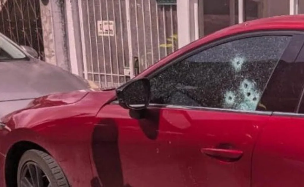 Por razones desconocidas balean un auto estacionado en “La Michoacana” en Uruapan
