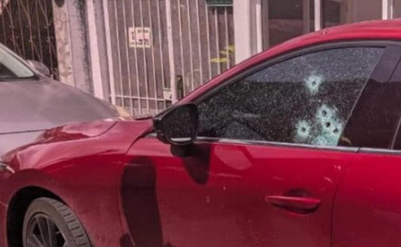 Por razones desconocidas balean un auto estacionado en “La Michoacana” en Uruapan