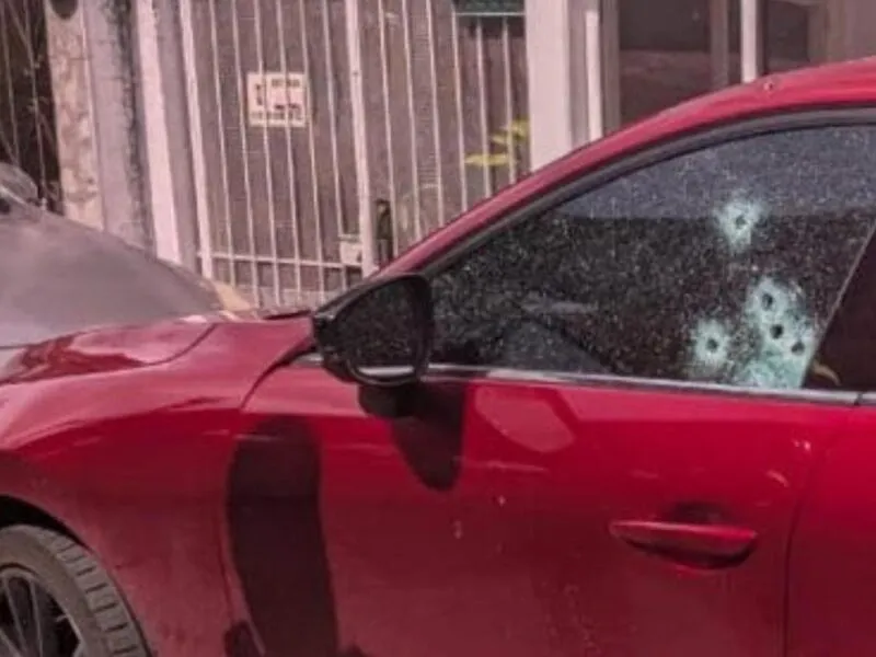 Por razones desconocidas balean un auto estacionado en “La Michoacana” en Uruapan