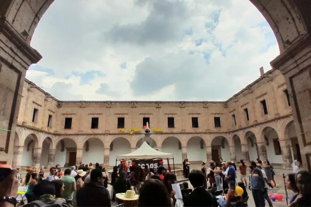 Protesta contra marcantilización en Palacio Clavijero