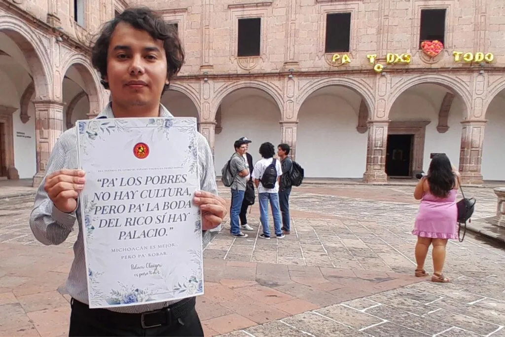 Protesta en palacio Clavijero en Morelia