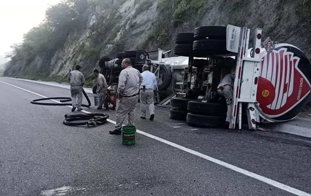 Reabren circulación en la Siglo XXI tras accidente de volcadura de pipa