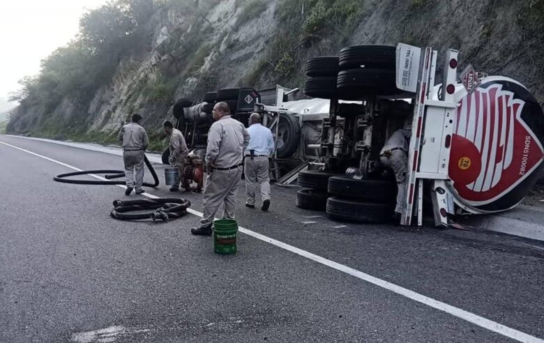 Reabren circulación en la Siglo XXI tras accidente de volcadura de pipa