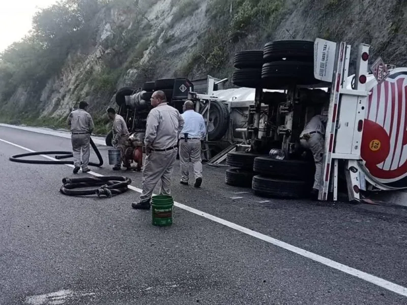 Reabren circulación en la Siglo XXI tras accidente de volcadura de pipa