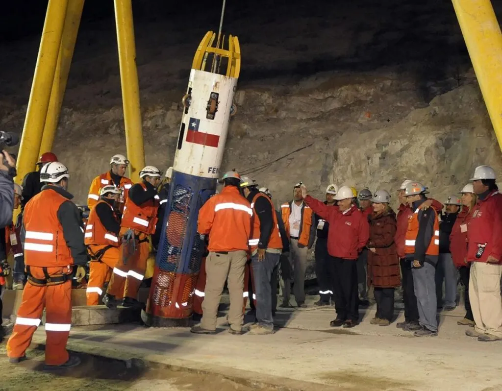 Recuperan 4 cuerpos de los 5 trabajadores atrapados tras colapso de mina en Chile