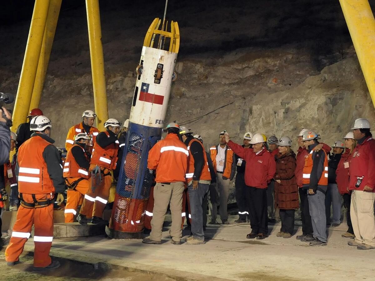 Recuperan 4 cuerpos de los 5 trabajadores atrapados tras colapso de mina en Chile