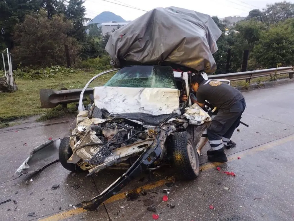 Reportan choque frontal entre dos vehículos en la Zitácuaro-Morelia