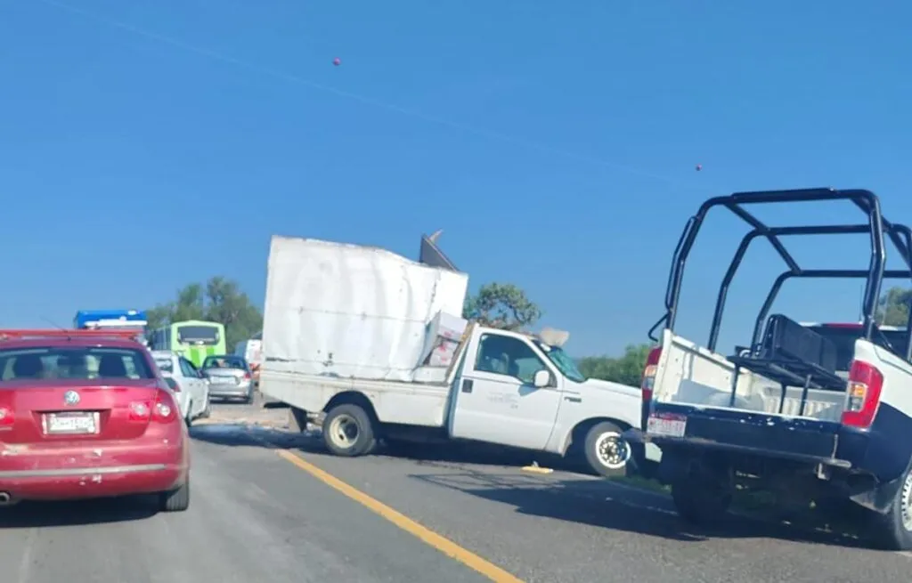 Reportan choque vehicular en la carretera Morelia-Charo; hay 3 heridos