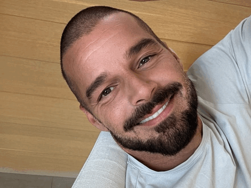 Ricky Martin reaparece con nuevo look y rumores de película con Gael García tras vacaciones exóticas