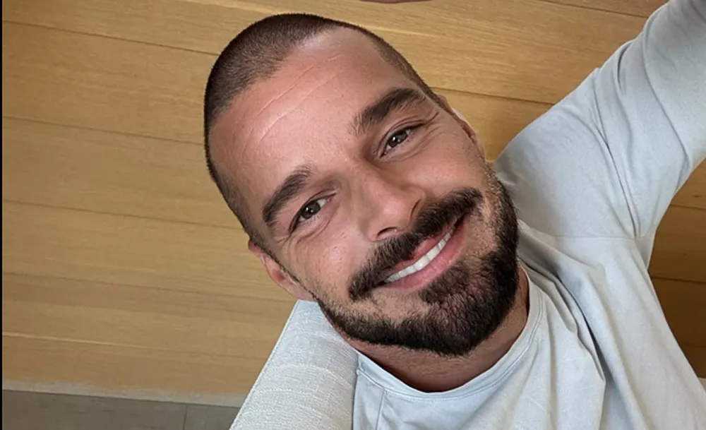 Ricky Martin reaparece con nuevo look y rumores de película con Gael García tras vacaciones exóticas