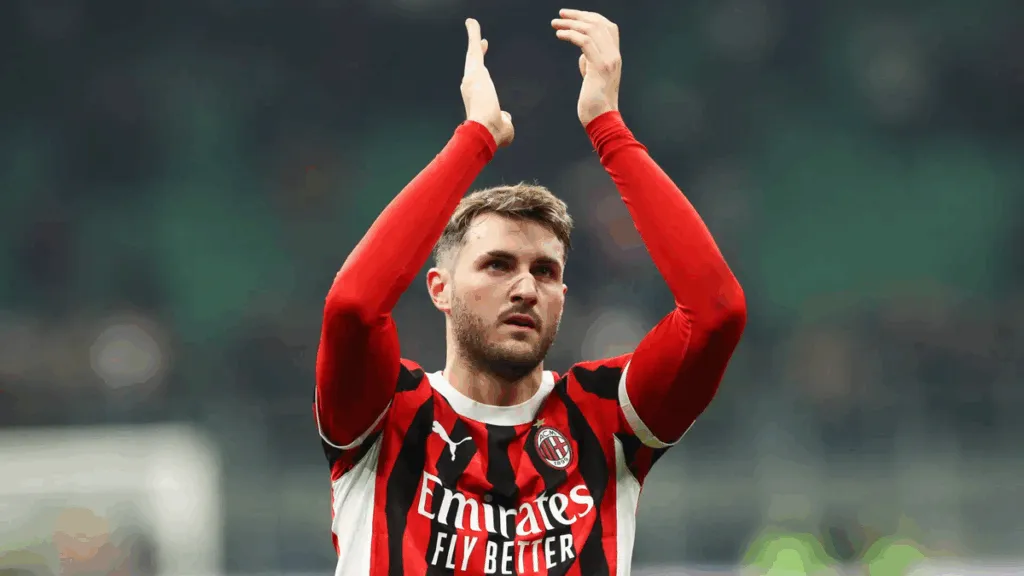 Santiago Giménez se queda en el AC Milan