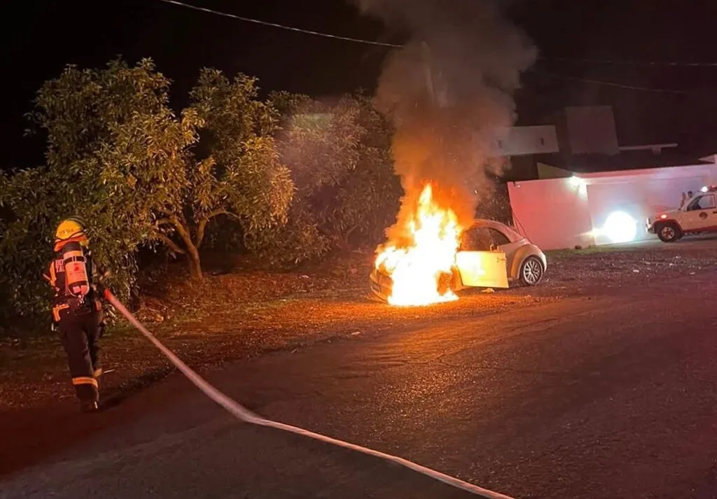 se incendia automóvil en Tacámbaro Por falla mecánica