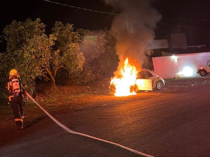 se incendia automóvil en Tacámbaro Por falla mecánica