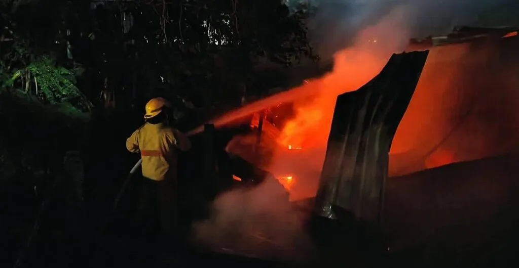 Se registra incendio de vivienda en la colonia Pénjamo en Apatzingán