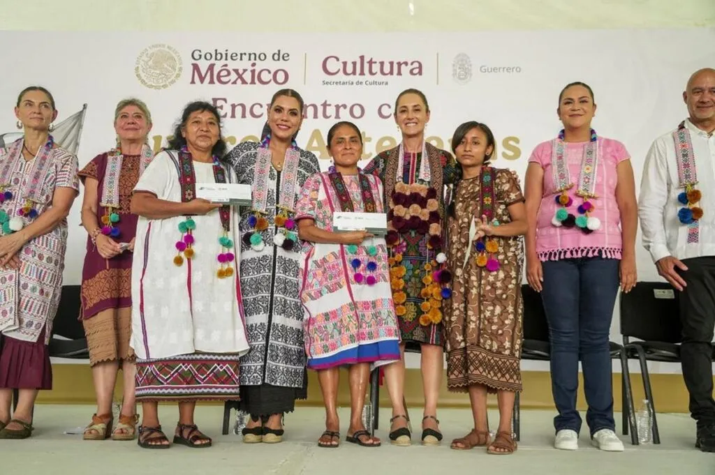 Sheinbaum lanza crédito "Apoyarte" en el marco del año de la mujer indígena