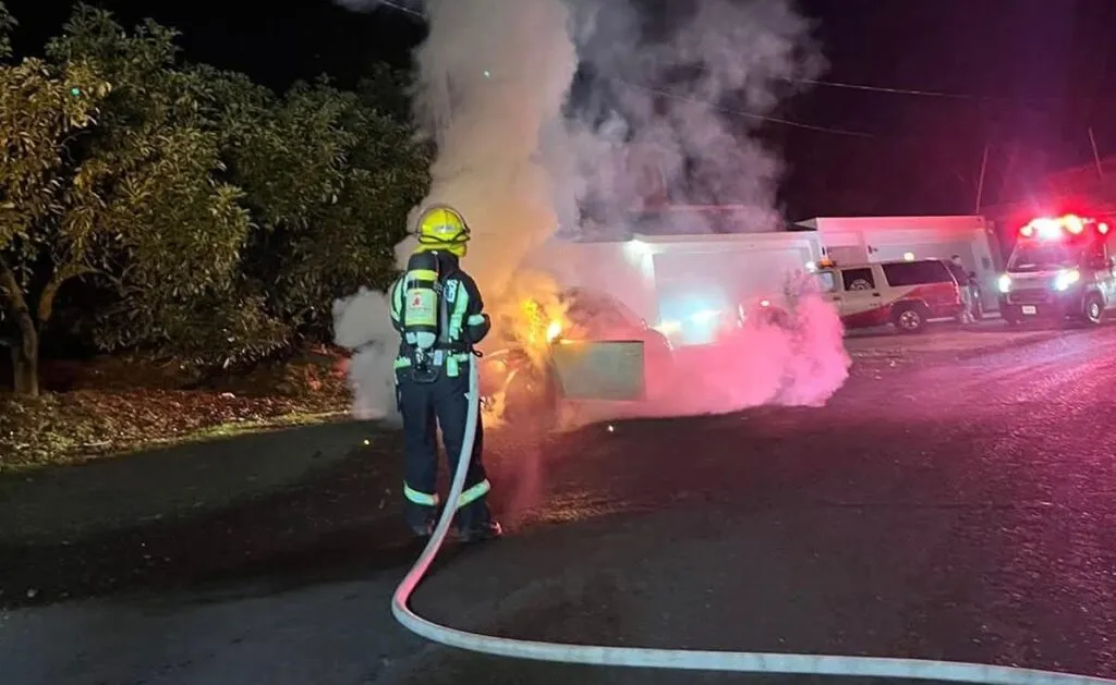 sofocan incendio de vehículo en Tacámbaro
