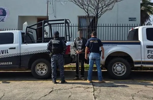 SSP y FGE detienen a hombre por homicidio calificado en Tacámbaro