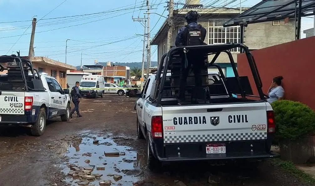 Sujetos a bordo de motocicleta acribillan a un hombre en Uruapan