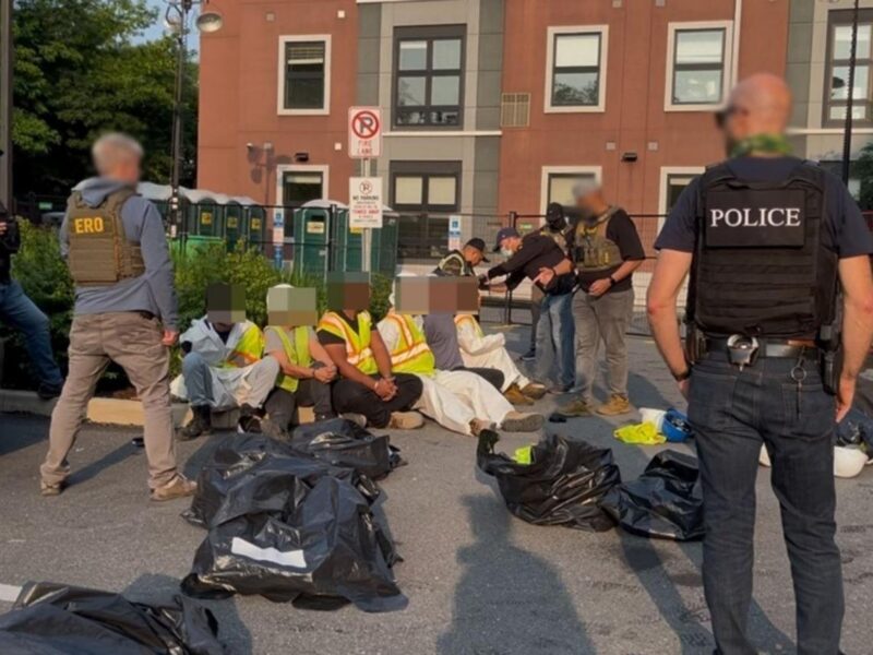 Suman al menos 550 mexicanos detenidos en redadas de Los Ángeles desde junio pasado