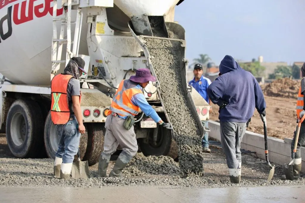 supervisan obra de concreto hidráulico en av. Amalia Solórzano