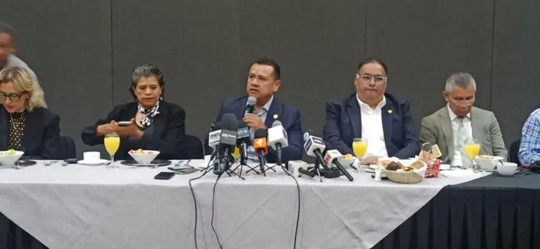 Torres Piña confirma revisión en Servicios Aéreos de la Fiscalía