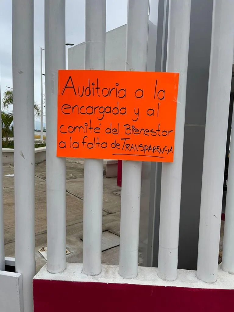 Trabajadores del ISSSTE en Los Reyes inician paro indefinido por presuntos abusos de la encargada 3