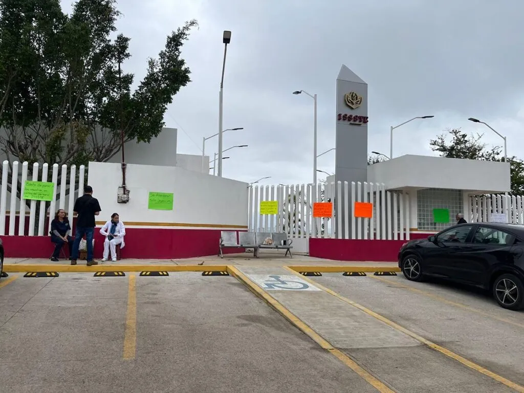 Trabajadores del ISSSTE en Los Reyes inician paro indefinido por presuntos abusos de la encargada 4