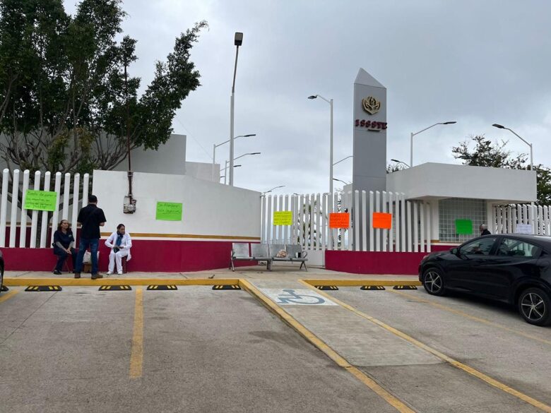 Trabajadores del ISSSTE en Los Reyes inician paro indefinido por presuntos abusos de la encargada 4