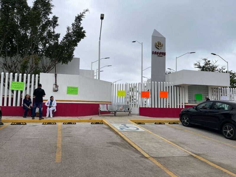 Trabajadores del ISSSTE en Los Reyes inician paro indefinido por presuntos abusos de la encargada 4
