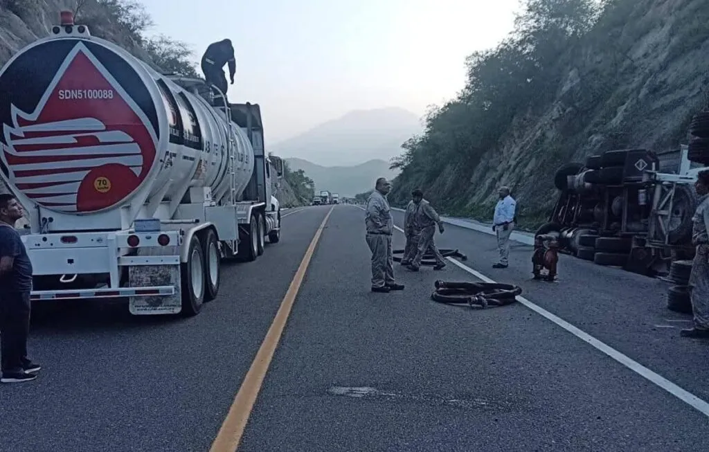 Tras accidente de pipa en la Siglo XXI se reabre circulación esta mañana