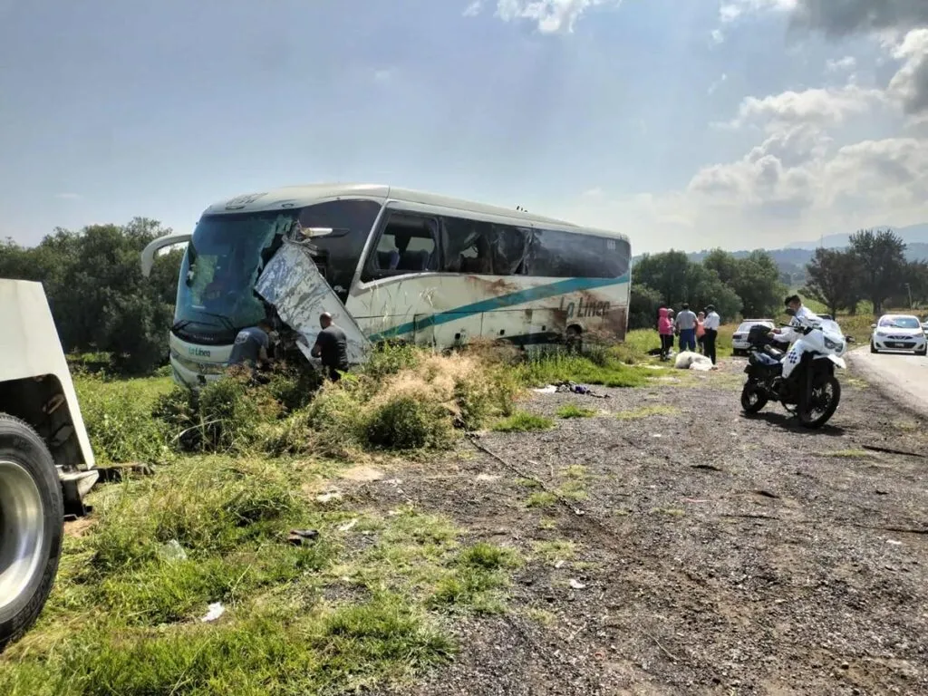Tras choque entre autobús y camioneta deja tres lesionadas en la Morelia-Charo