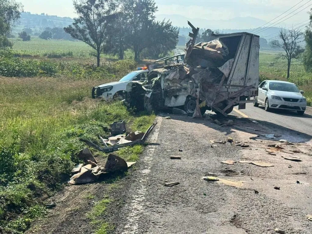 Tras choque frontal entre autobús y camioneta tres personas resultaron lesionadas en la Morelia-Charo