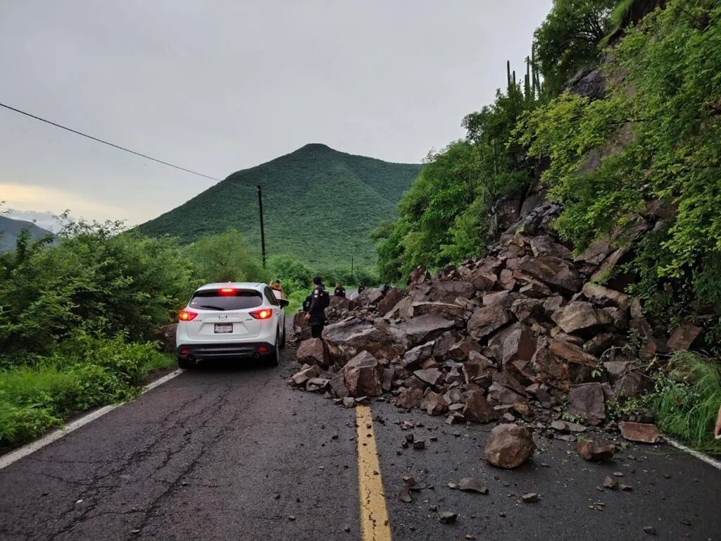 Tras fuertes lluvias reportan deslaves en la Ario - Cuatro Caminos