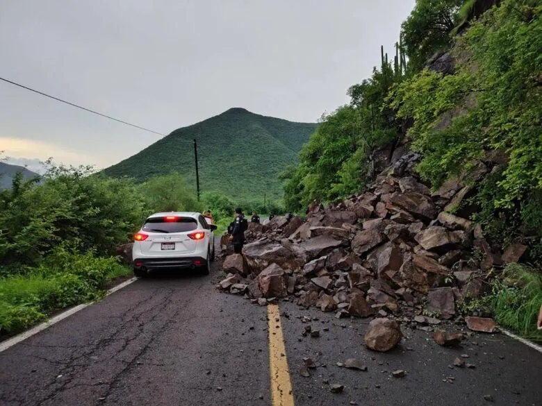 Tras fuertes lluvias reportan deslaves en la Ario - Cuatro Caminos