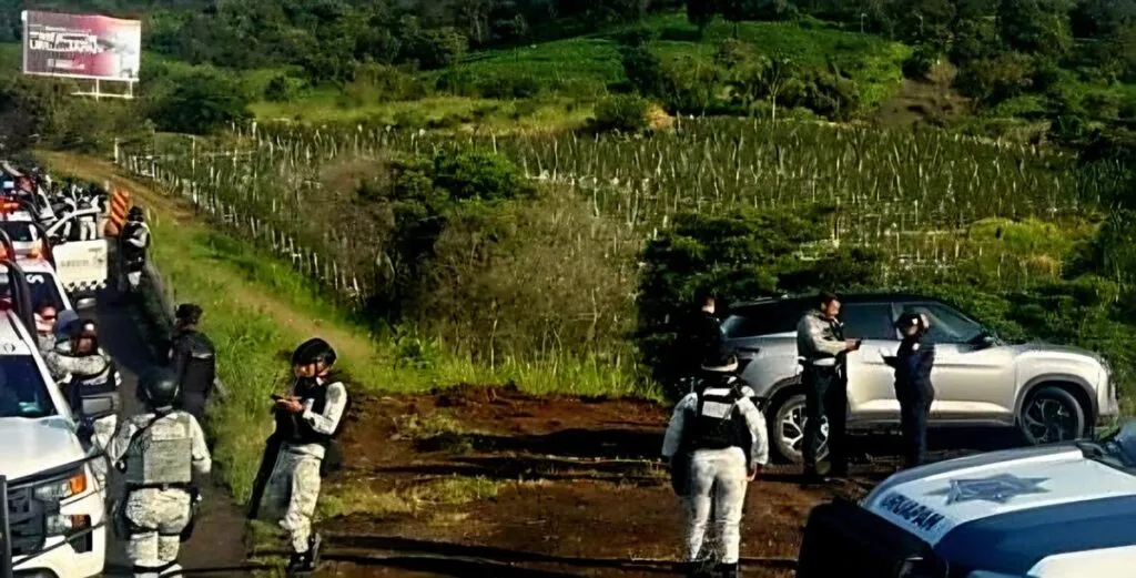 Tras persecución elementos de seguridad de Taretan recuperan una camioneta; los presuntos delincuentes huyeron