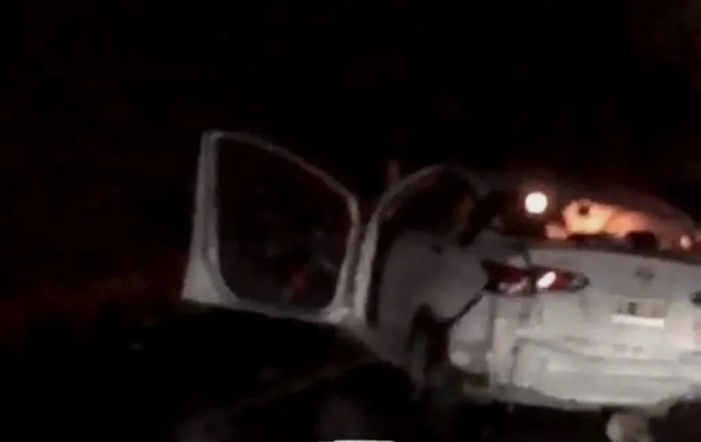 Tres lesionados tras choque entre tráiler volcado y auto en la Siglo XXI, cerca de Zirahuén