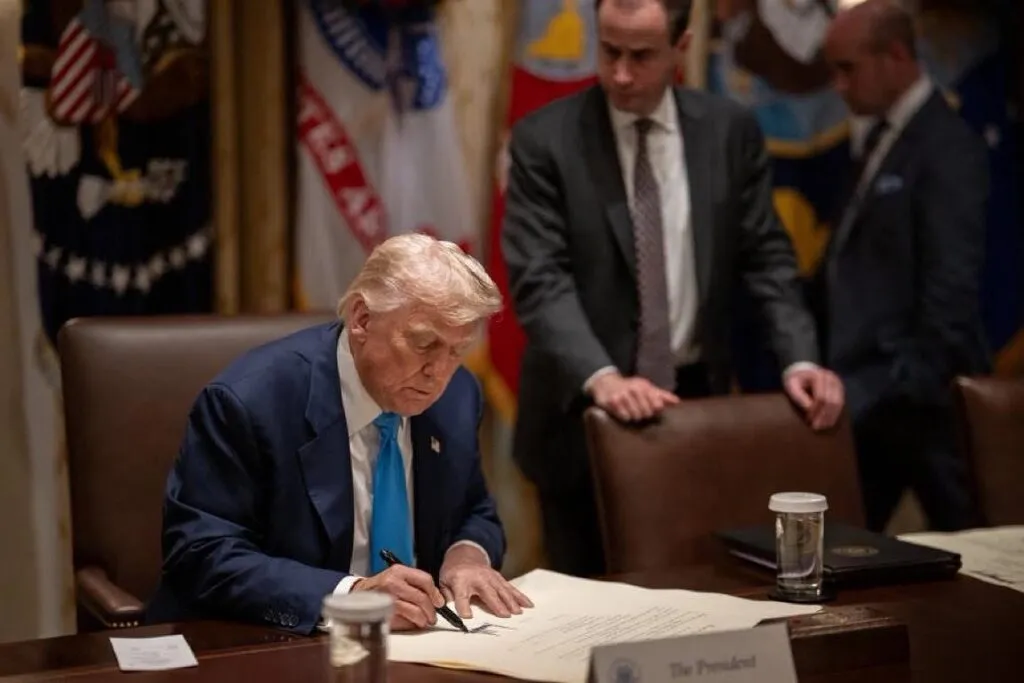 Trump anuncia aranceles del 100% a chips y semiconductores; buscan que se fabriquen en EU