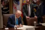 Donald Trump impone aranceles del 100% a chips y semiconductores