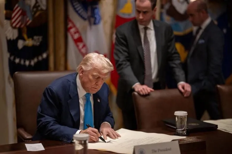 Trump anuncia aranceles del 100% a chips y semiconductores; buscan que se fabriquen en EU