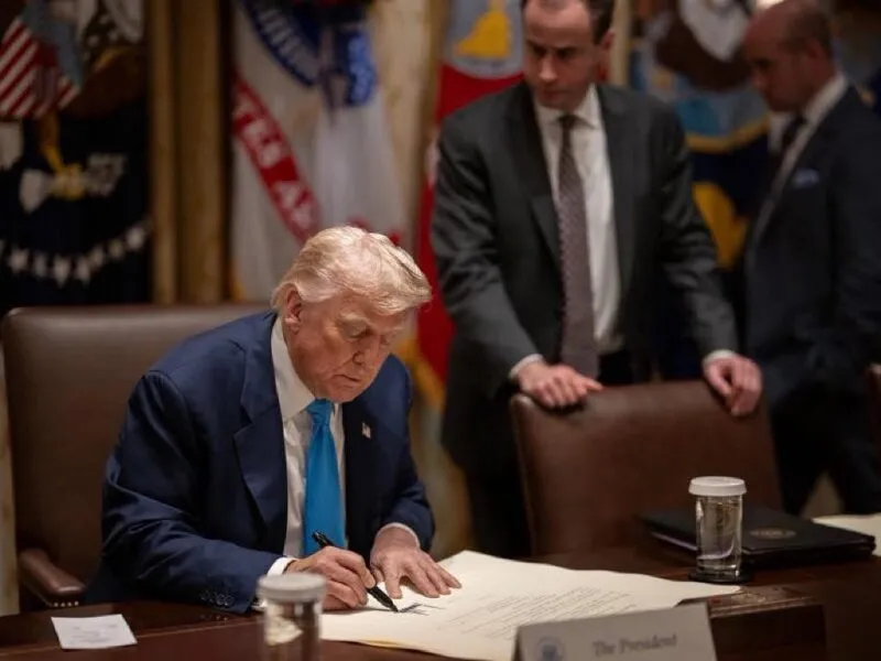 Trump anuncia aranceles del 100% a chips y semiconductores; buscan que se fabriquen en EU
