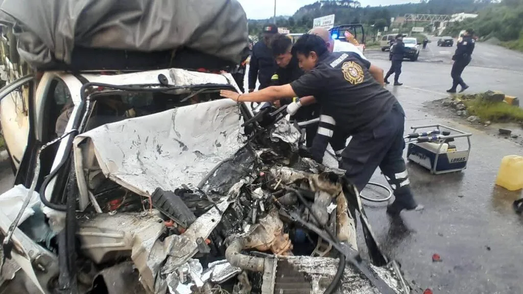 Un hombre quedó prensado por choque frontal en la Zitácuaro-Morelia