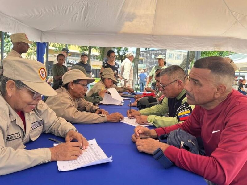 Venezolanos responden al llamado de Maduro para tareas de seguridad