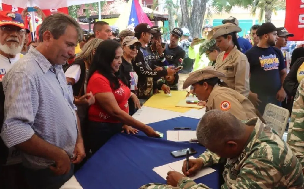 Venezolanos responden al llamado de Maduro; y se alistan en tareas de seguridad