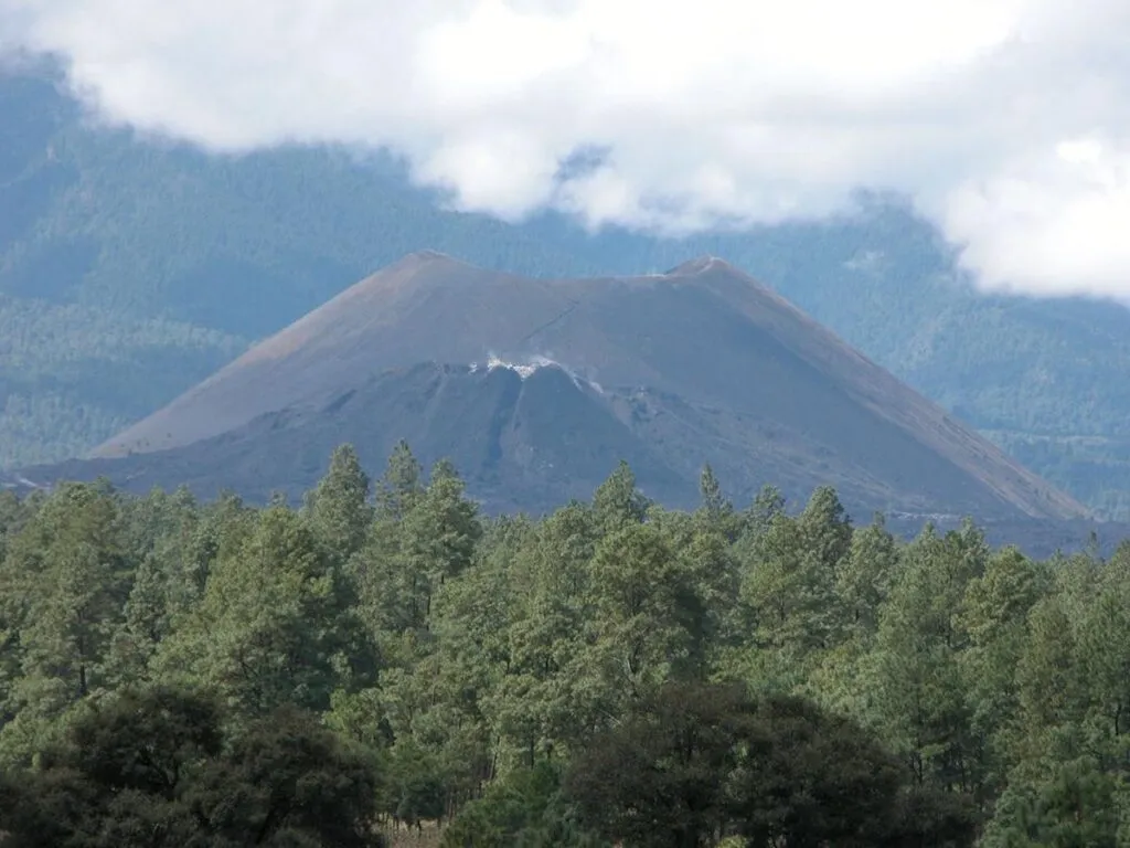 Viaja al Corazón del Volcán Paricutín: Un Gigante Vivo en Tierra Michoacana-2