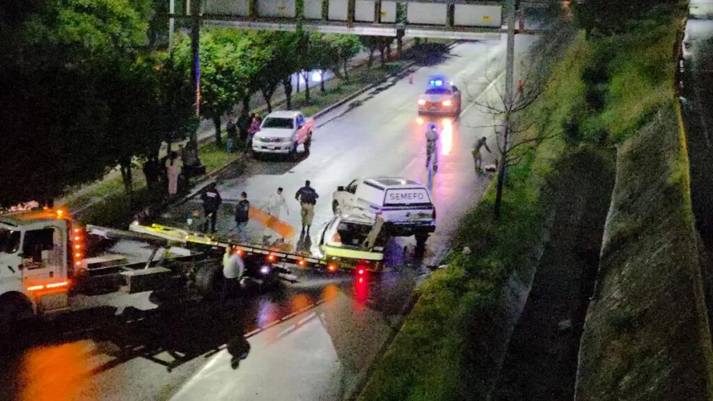 Volcadura de vehículo deja 3 jóvenes sin vida en Morelia